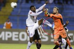 Yustin Arboleda y su dura entrada al portero del Seattle Sounders Stefan Frei.