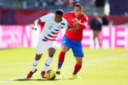 Reggie Cannon es marcado por el costarricense David Guzmán.