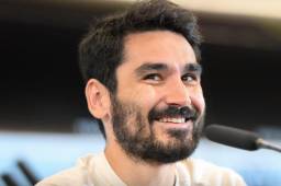 Gündogan todavía no decide su futuro, pero dejó un guiño al FC Barcelona.