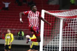 Cissé celebrando su anotación ante Aris del hondureño Luis Palma.