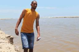 El delantero catracho Jerry Bengtson disfruta sus vacaciones junto a sus familiares en Santa Rosa de Aguán.