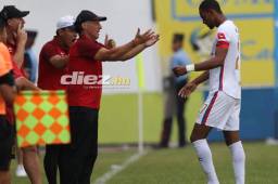 Jerry Bengtson celebró su gol con el entrenador argentino, Pedro Troglio. Foto: Alex Pérez