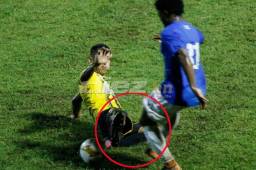 Así fue la entrada de Jorge Claros sobre el delantero del Honduras Progreso, Marlon Ramírez. Fotos Neptalí Romero