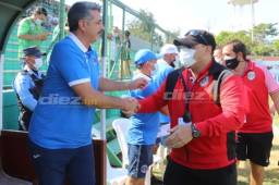 Previo al arranque del partido, Tato García y Diego Vázquez se saludaron en un gesto de deportividad entre los entrenadores.