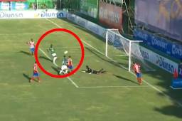 No se puede creer el fallo de Clayvin Zúniga en el clásico Marathón vs Olimpia.