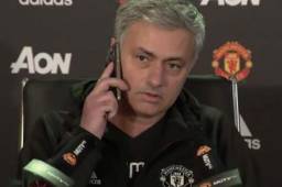 Mourinho contestando la llamada de uno de los celulares de los periodistas.