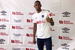 Jerry Bengtson posando con la camisa del Olimpia tras firmar su contrato. Foto @CDOlimpia