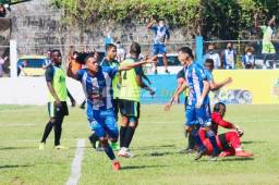 El jugador del Victoria, Kenny Bodden, se levantó de cabeza para marcar el primer gol con el que los ceibeños le pegaron la primera estocada al Olancho FC. Fotos Edgar Witty