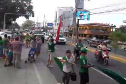 Aficionados a pie, en bicicleta y vehículo se sumaron al festejo del título de Marathón que terminó en el barrio Paz Barahona.