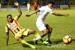 En su intento por despejar el balón, Wilfredo Barahona la terminó metiendo en su propio marco ante Olimpia. Foto DIEZ