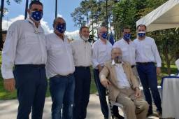 Chelato Uclés posando junto a autoridades del fútbol durante el merecido homenaje que le brindó la Fenafuth.