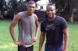 El defensor Erick Bernárdez y el delantero Darwin Oliva se sumaron a los trabajos del Vida. Foto DIEZ