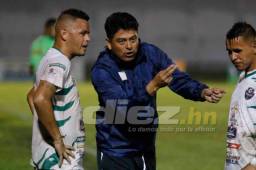 Reynaldo Tilguath da indicaciones a sus jugadores.