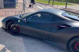 El lujoso Ferrari de Kurzawa, futbolista del París Saint Germain.