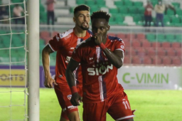 Rubilio Castillo anotó el gol del empate para el Royal Pari y se queda en la quinta posición del campeonato local.