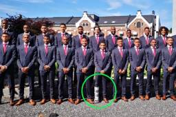 Alberto Quintero posando con los jugadores de Panamá a su arribo a Rusia. El delantero llegó con una bota ortopédica en su pie derecho. Foto @Fepafut