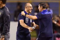 El entrenador de Honduras, Fabián Coito Machado, festeja con Arnold Cruz, asistente técnico el triunfo sobre Chile. Fotos N. Romero y Joseph Amaya