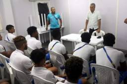 Los jugadores de la Sub-21 de Honduras escuchan atentos las palabras de Alexis Mendoza. Foto Cortesía