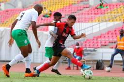 El hondureño Bryan Moya en acción con el Primero de Agosto de Angola con el que hoy anotó su primer gol en la liga de ese país. Foto cortesía