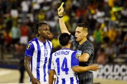 El delantero Alberth Elis muy furioso le reclama al árbitro Jair Marrufo por el penal no sancionado contra Michael Chirinos que se une a la discusión. Fotos AFP