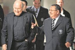 El hombre fuerte que por muchos años dominó el fútbol de Guatemala, Rafael Salguero, caminando junto a Blatter cuando este dominaba la FIFA.