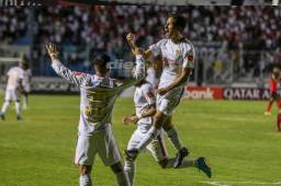 Olimpia se gastó un partidazo, pero cerró apenas ganando por un gol de diferencia, no tan cómodo como hubiesen deseado. Fotos: David Romero, Marvin Salgado y Andro Rodríguez.