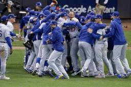 Los Dodgers de Los Ángeles, celebran la clasificación a la Serie Mundial de béisbol por segunda vez consecutiva. Fotos AFP