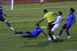 Bryan Moya al momento de impactar con el árbitro de Costa Rica y perder una oportunidad de gol. Fotos: Neptalí Romero