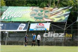 Uno de los rótulos ubicados en el sector sur está a punto de caer en el estadio Yankel.
