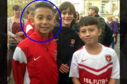 El pequeño Ángel Lizardo junto a sus compañeros previo a uno de los entrenos en las antiguas instalaciones de La Masía, en Cataluña. Foto Cortesía