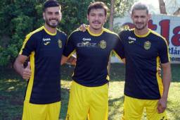 Matías Soto (centro) espera hacer dupla en la defensa del Real España con Pablo Pírez (izquierda). En la postal junto al delantero Delis Vargas. Fotos José Cantarero