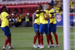 Enner Valencia es felicitado por sus compañeros tras su anotación.