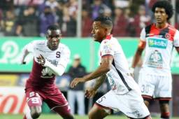 Luis Garrido maneja el balón ante la mirada y acecho de Rubilio Castillo.
