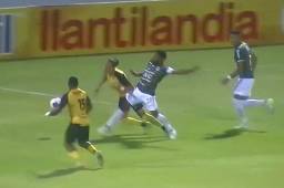 ¡Penal a los 40 segundos! Reinieri Mayorquín se baja a Carlos Mejía en el área y Ramiro Rocca anota de penal a Marathón