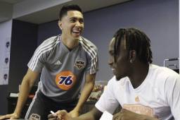 El hondureño Alberth Elis muy feliz en su primer día de pretemporada con el Houston Dynamo de la MLS esperando se defina su futuro.