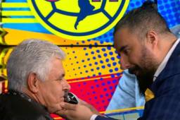 ‘Tuca’ Ferretti paga apuesta a Álvaro Morales tras derrota de Tigres contra el América en la final del fútbol mexicano