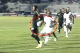 La pelota que cabeceó Morales fue a dar a la mano izquierda del Camellito.