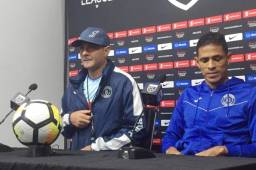 El entrenador del Motagua, Diego Vázquez, en la conferencia de prensa junto a Juan Pablo Montes, capitán de los azules.