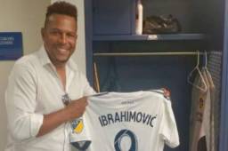 El ídolo hondureño posando junto al obsequio del Zlatan en el camerino.