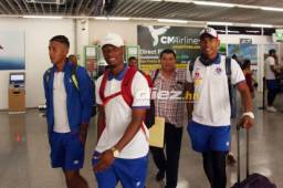 Mayron Flores, Deybi Flores y Carlo Costly haciendo su arribo al aeropuerto en Roatán. Foto Edgar Witty