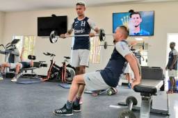 El volante de Marathón, Kevin Arriaga, levanta pesas en la práctica de la Selección Nacional en Siguatepeque donde se preparan para enfrentar a Nicaragua.