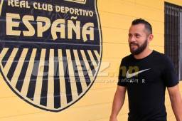 Momentos cuando el mediocampista Alfredo Mejía llegaba a la sede del Real España para estampar su firma. Foto Moisés Valenzuela