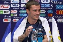 Griezmann se siente un uruguayo más y estuvo con la bandera.