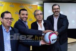 Selim Canahuati y Roque Pascua junto a los representantes de Voit en la presentación del balón.