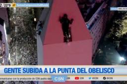 ¡Argentina enloquece! personas se trepan en la punta del Obelisco, a 67 metros de altura, en medio del festejo