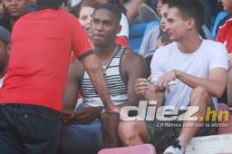 Brayan Beckeles estuvo acompañado del jugador del Olimpia, Marcelo Canales.