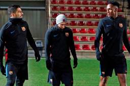 Yerry Mina junto a Luis Suárez y Lionel Messi en el entrenamiento del Barcelona.