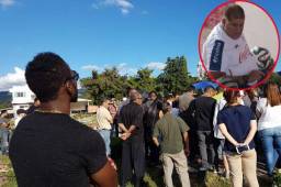 Maynor Figueroa, como capitán de la Selección de Honduras, estuvo presente en la despedida del eterno Chele Varela quien falleció de un paro cardiaco. Foto cortesía