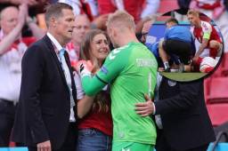 Kasper Shmeichel fue el primero en avisarle a la pareja de Eriksen que el jugador respiraba.