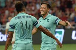 Aubameyang celebrando el tanto de Ozil en el amistoso contra el PSG.